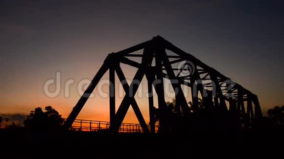 铁路大桥日落高清视频的预览图