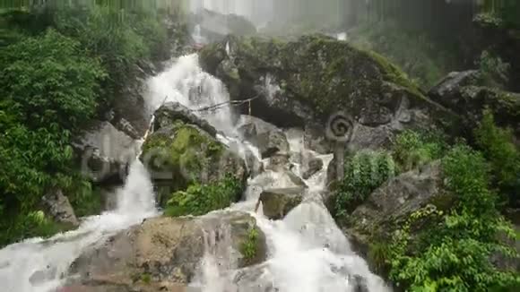 暴雨期间从瀑布飞流直下到雾中越南萨帕视频的预览图