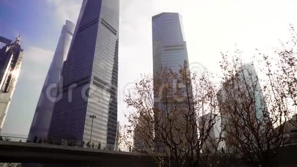 中国上海浦东蓝天摩天大楼视频的预览图