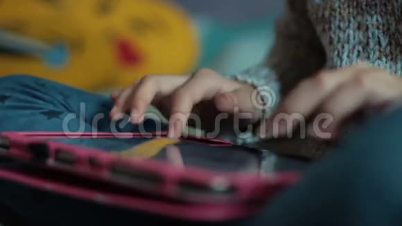 小女孩用平板电脑视频的预览图