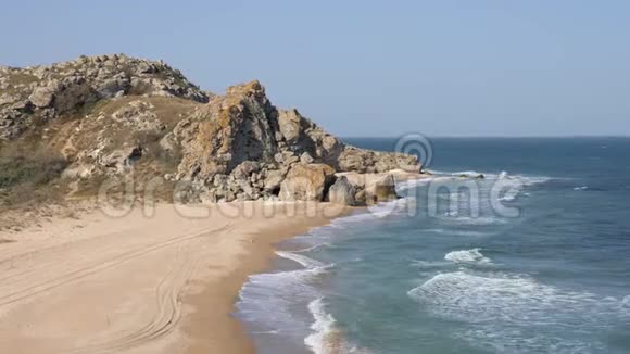 波浪冲刷沙质海岸山脊在岩石上破碎了视频的预览图