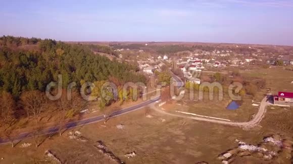 相机飞过小村庄摩尔多瓦共和国视频的预览图