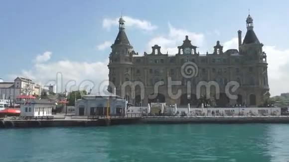 乘坐水上船前往伊斯坦布尔的博斯普鲁斯俯瞰城市海岸视频的预览图