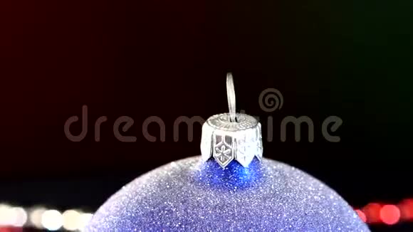 圣诞节或新年时闪亮的蓝色玩具顶部视频的预览图