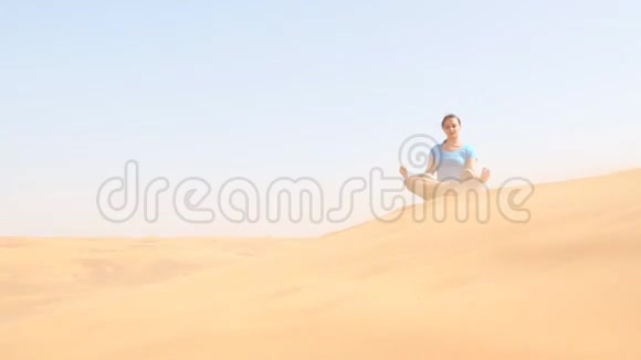 在沙漠里做瑜伽的年轻女人视频的预览图