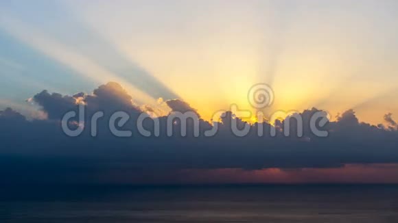 太阳光在海上日出时穿过云层出现的时间点视频的预览图