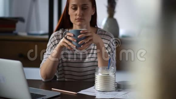 坐在桌子旁的一个没精打采的成年女人视频的预览图