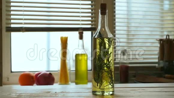 厨房桌上的橄榄油瓶迷迭香橄榄油视频的预览图