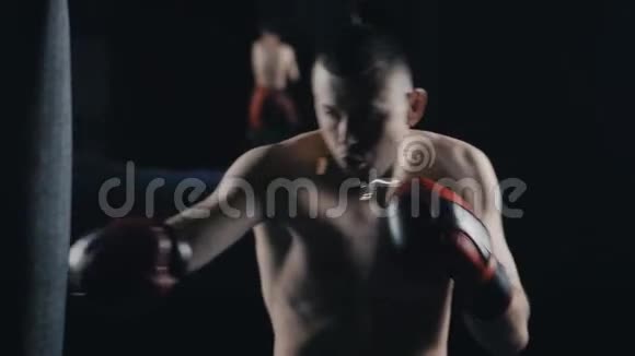 拳击俱乐部男拳击手训练视频的预览图