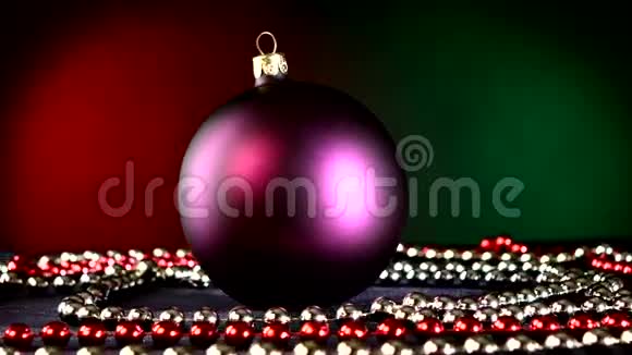 圣诞节或新年的马泰紫色玩具视频的预览图