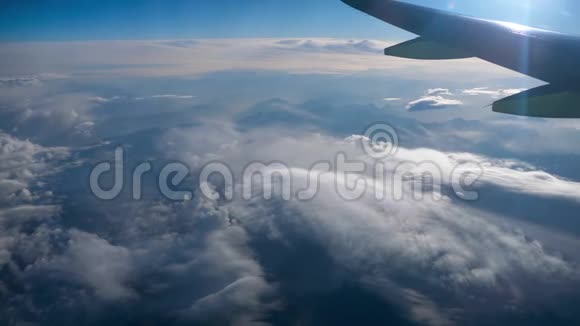 从飞机窗口看到美丽的景色飞机飞过城市上空的群山视频的预览图