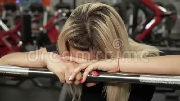 强壮的女人在健身期间休息视频的预览图