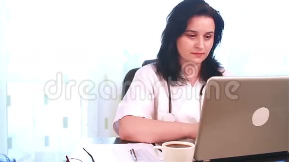 医生在她的笔记本电脑上工作视频的预览图