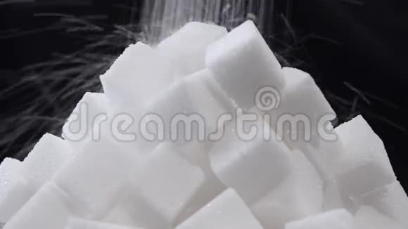 把糖钻在一堆方糖上视频的预览图
