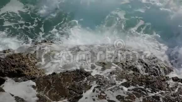 从120英尺长的速度下海浪在海岸上缓慢移动视频的预览图