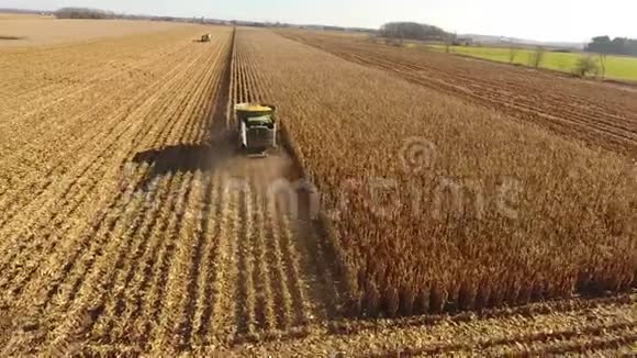 4k无人驾驶飞机射击大型农业联合机械卡车车辆收割农作物有机小麦农田视频的预览图