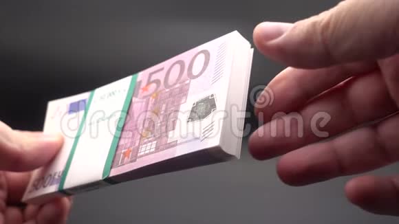 从一叠钞票里翻出来视频的预览图