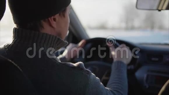 年轻人在冬天的路上开车视频的预览图