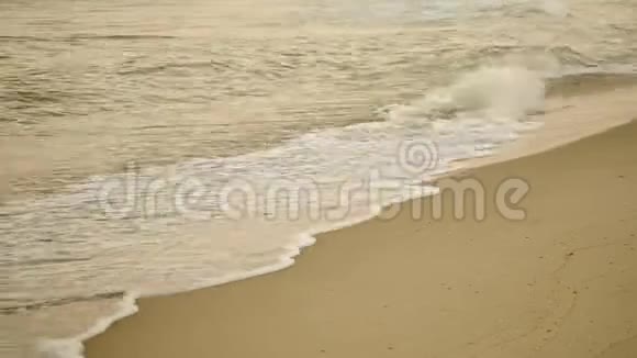 清晨的黄沙和清澈的海水海滩视频的预览图