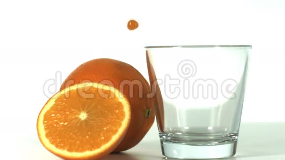鲜橙倒入玻璃杯中视频的预览图