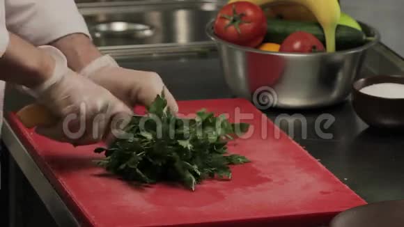 厨师切鲜绿叶特写视频的预览图