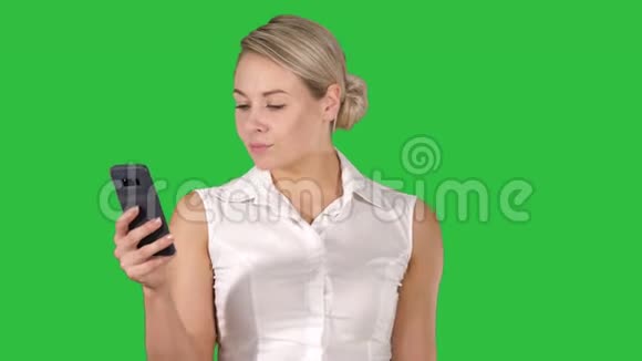 小女孩从手机屏幕上看绿色屏幕彩色键视频的预览图
