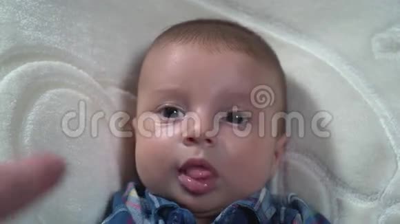 有蓝色眼睛的新生儿肖像视频的预览图