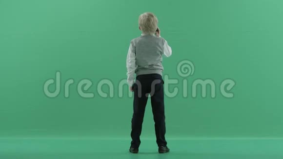 男生在绿色屏幕背景下打电话视频的预览图