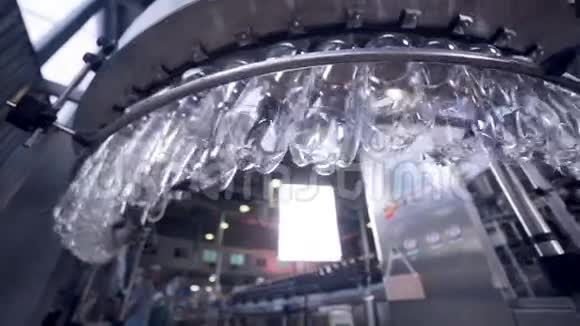 流行饮料碳酸饮料的现代清洁生产线自动清洗生产线上的空塑料瓶视频的预览图