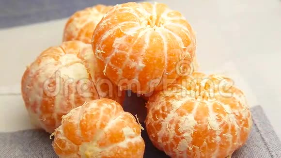 剥皮橘子旋转视频的预览图