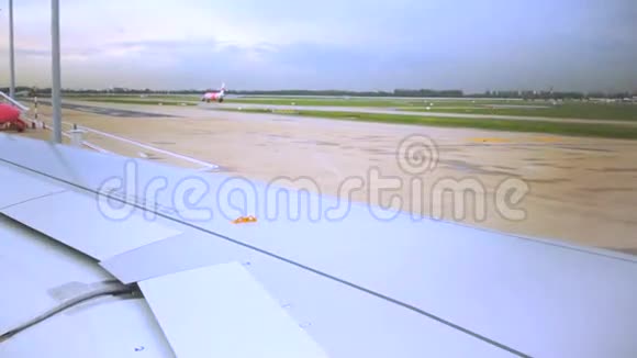 乘飞机在跑道或出租车上飞行的机翼准备在机场起飞视频的预览图
