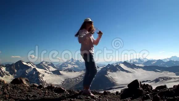 年轻快乐的女孩用她的双手塑造一个心形问候和热爱旅行视频的预览图