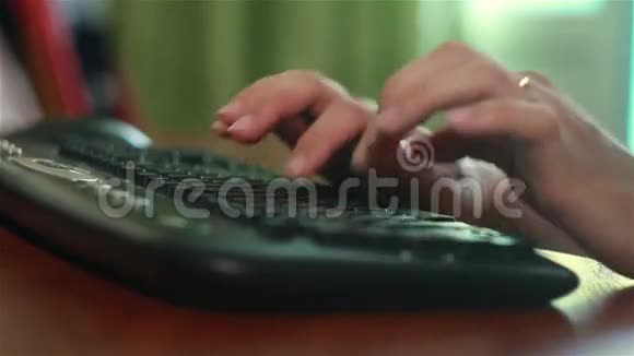 女性的双手在电脑键盘上完成工作视频的预览图