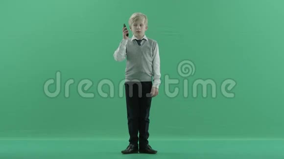 男生在绿色屏幕背景下打电话视频的预览图