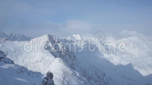 阿尔卑斯山全景云层之上视频的预览图