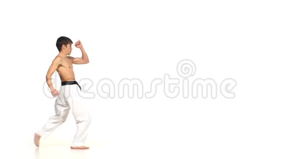 空手道或跆拳道会让你有几次跳跃视频的预览图