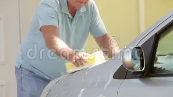 老人开车洗车视频的预览图
