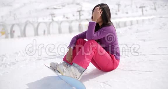 漂亮的年轻女人用滑雪板视频的预览图