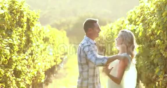 微笑的夫妇在小道消息之间跳舞视频的预览图