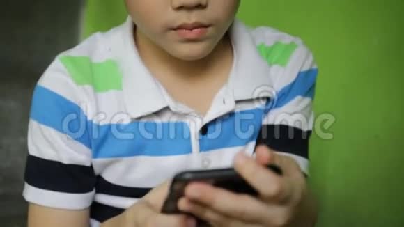 在混凝土梯子上使用数字手机的亚洲孩子视频的预览图