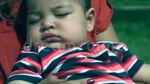 婴儿婴儿睡眠母子视频的预览图