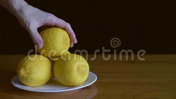 把柠檬拿走放回去视频的预览图