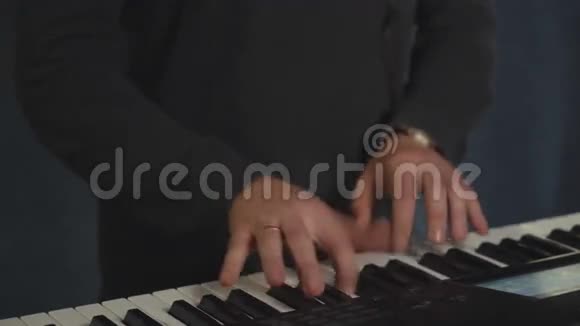 特写键盘手与结婚戒指视频的预览图