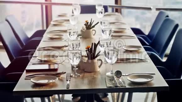 宴会用餐具装饰桌子为豪华晚餐准备的优雅装饰桌子的特写镜头慢动作视频的预览图