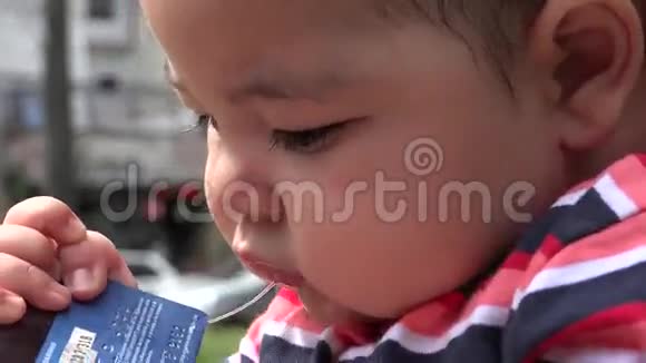 婴儿带信用卡婴儿新生儿视频的预览图