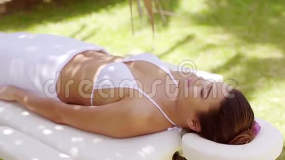 单身女性躺在户外美容水疗中心视频的预览图