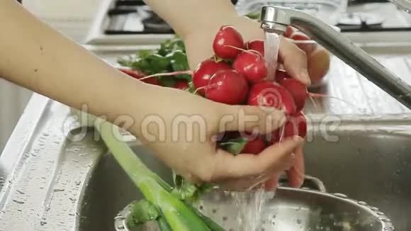 女人洗蔬菜视频的预览图