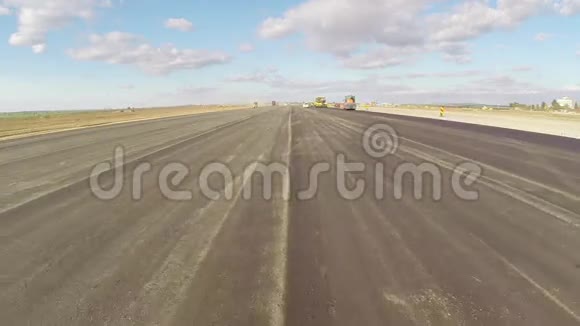 机场跑道上新铺的沥青视频的预览图