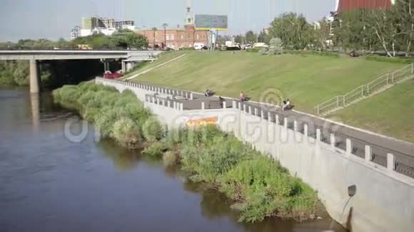 从河上的桥和视频的预览图