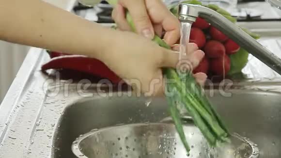 女人洗蔬菜视频的预览图